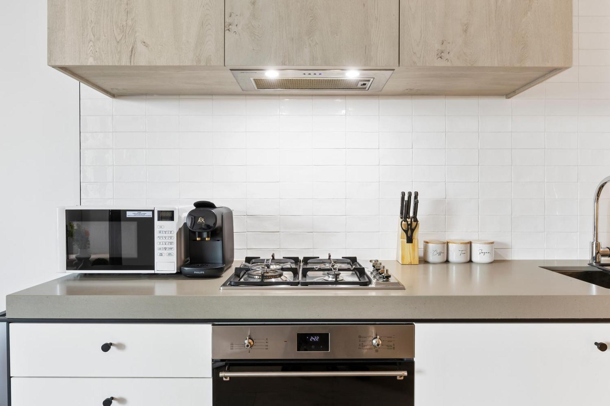 Modern & Stylish 1br W Balcony, Wifi & Parking Apartment *