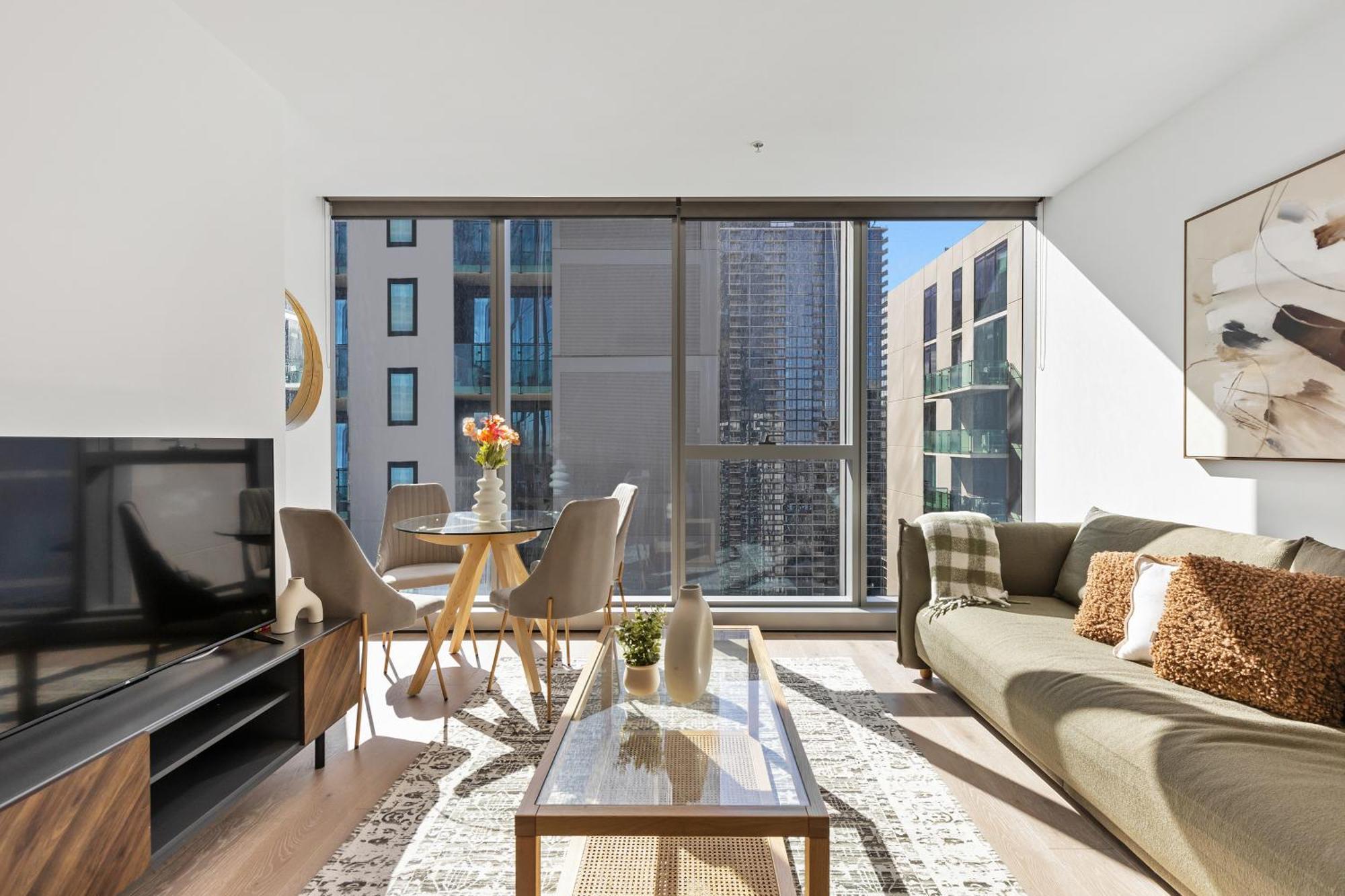 Stylish & Vibrant In Location W Gym, Pool *