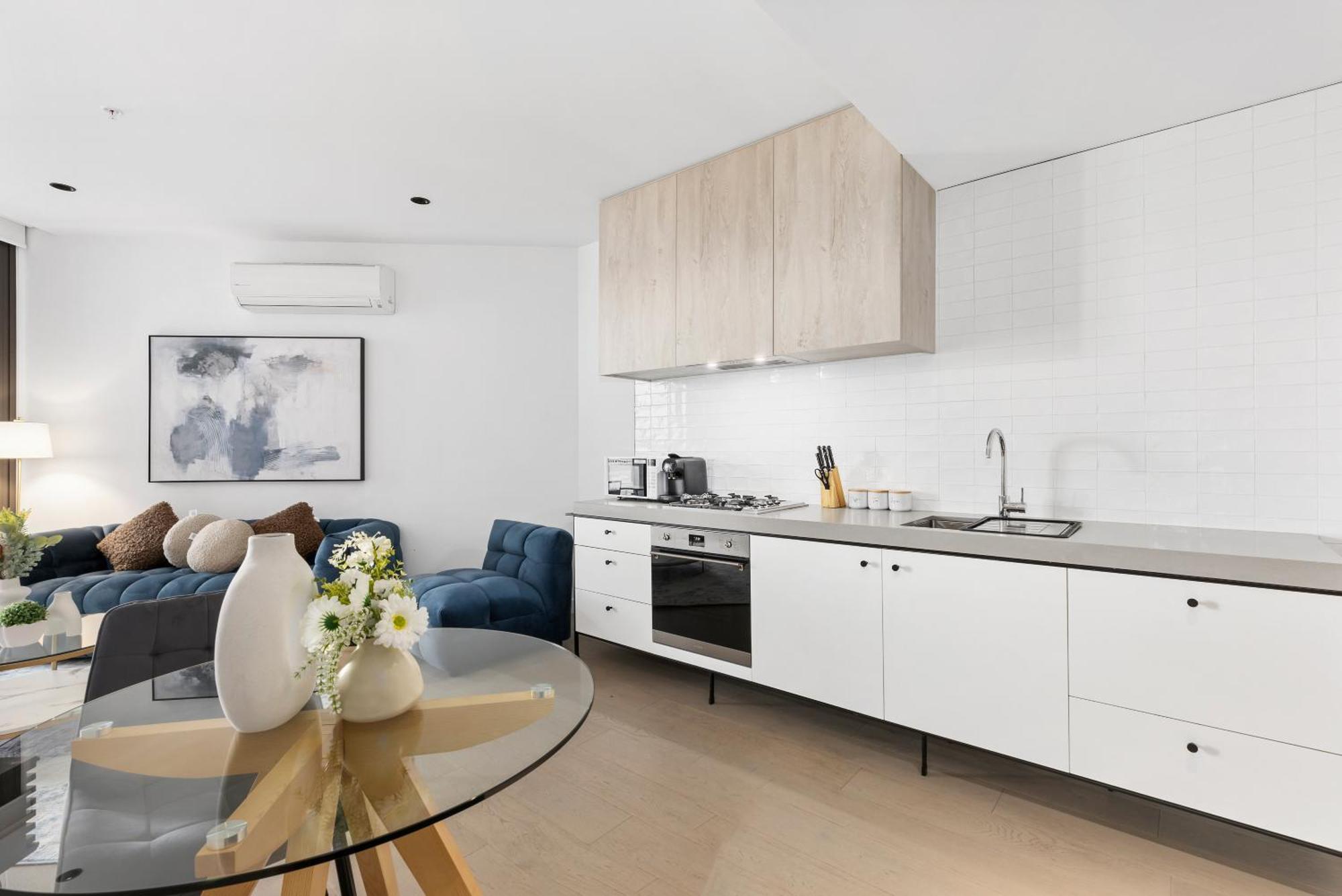 Modern & Stylish 1br W Balcony, Wifi & Parking * Melbourne