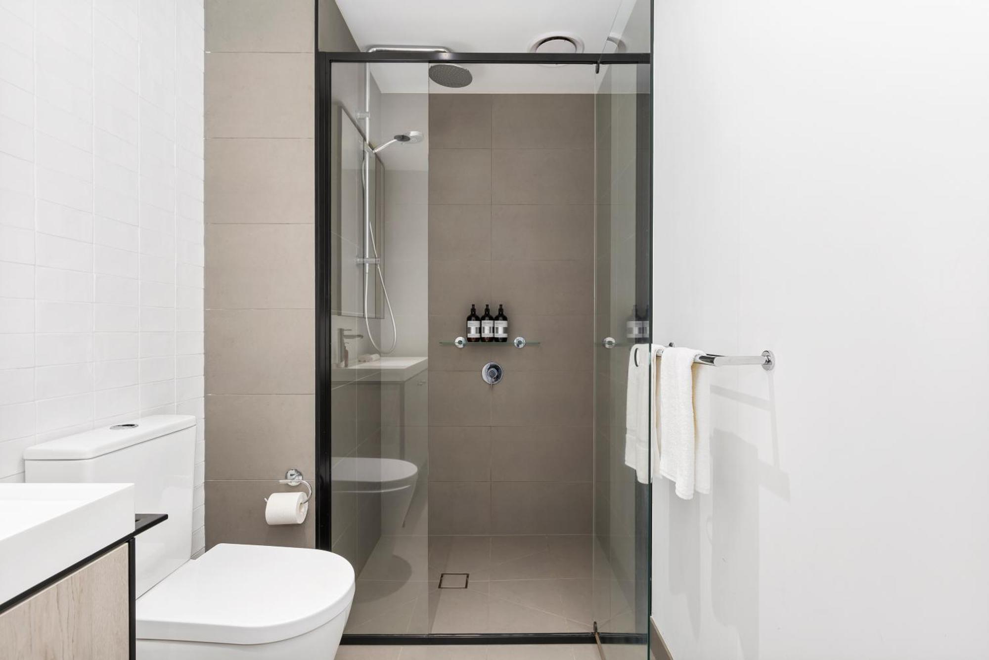 Modern & Stylish 1br W Balcony, Wifi & Parking Apartment *