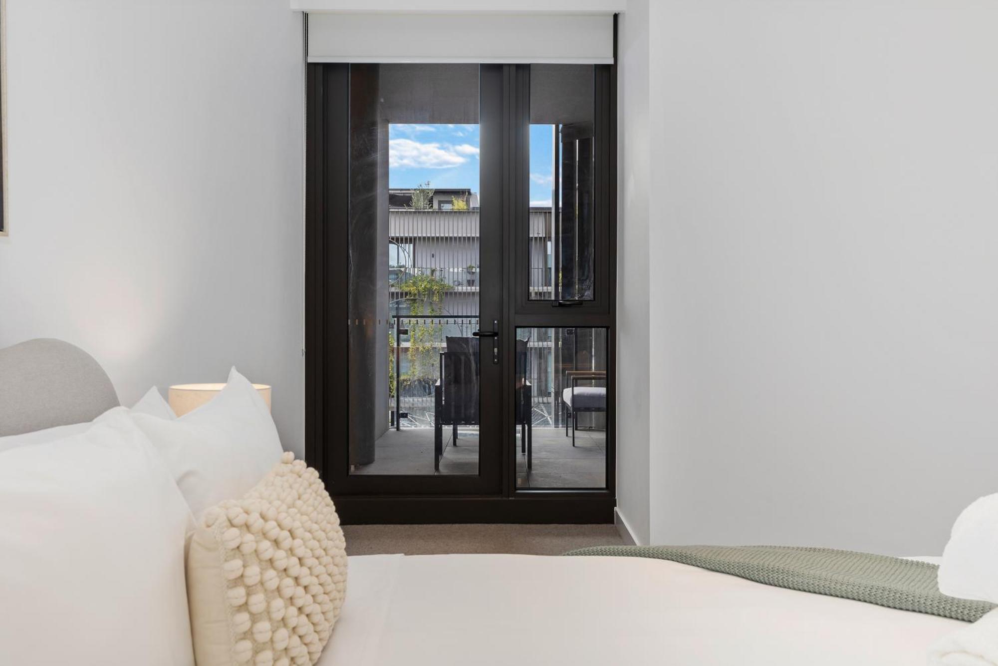 Modern & Stylish 1br W Balcony, Wifi & Parking Apartment Melbourne