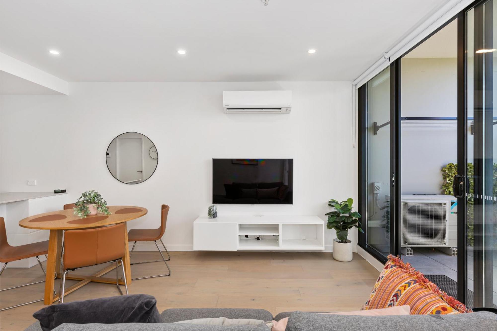 Spacious & Bright Near Major Hospital Precinct *