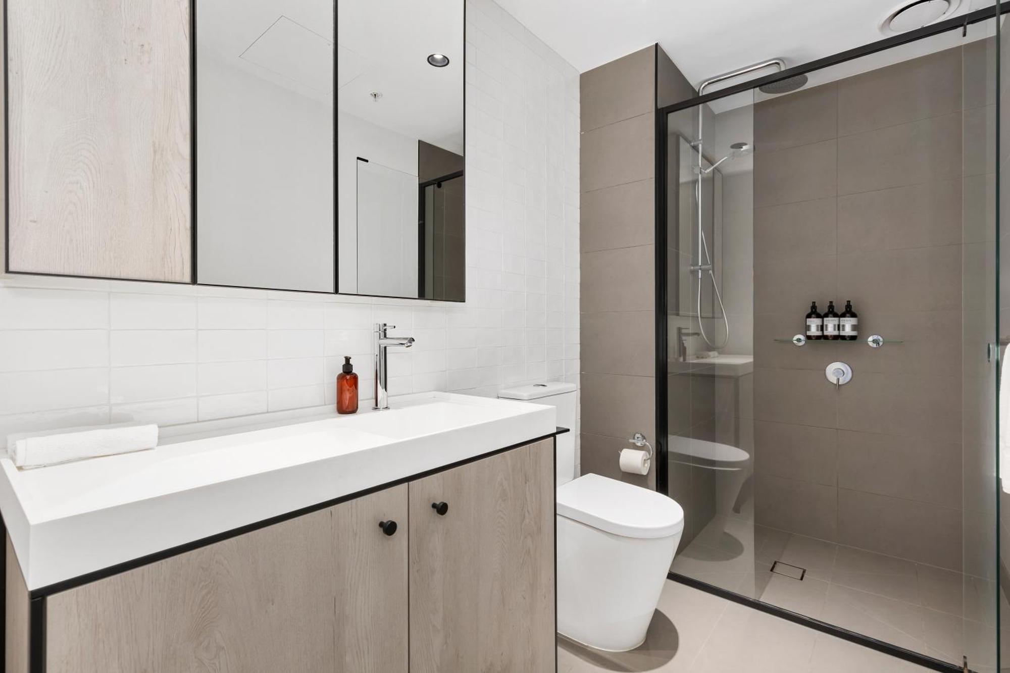 Modern & Stylish 1br W Balcony, Wifi & Parking * Melbourne