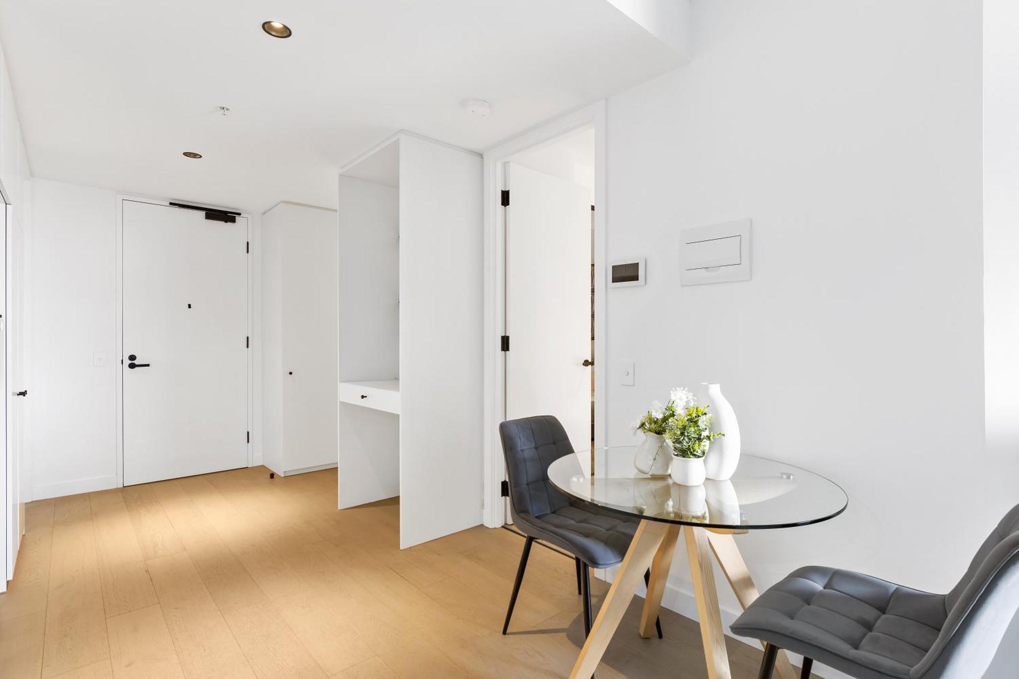Modern & Stylish 1br W Balcony, Wifi & Parking