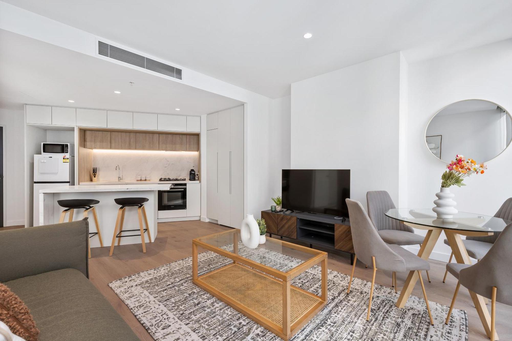 Stylish & Vibrant In Location W Gym, Pool Apartment *