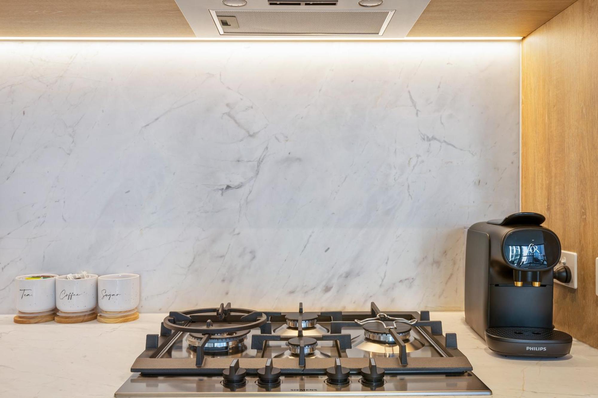 Stylish & Vibrant In Location W Gym, Pool *