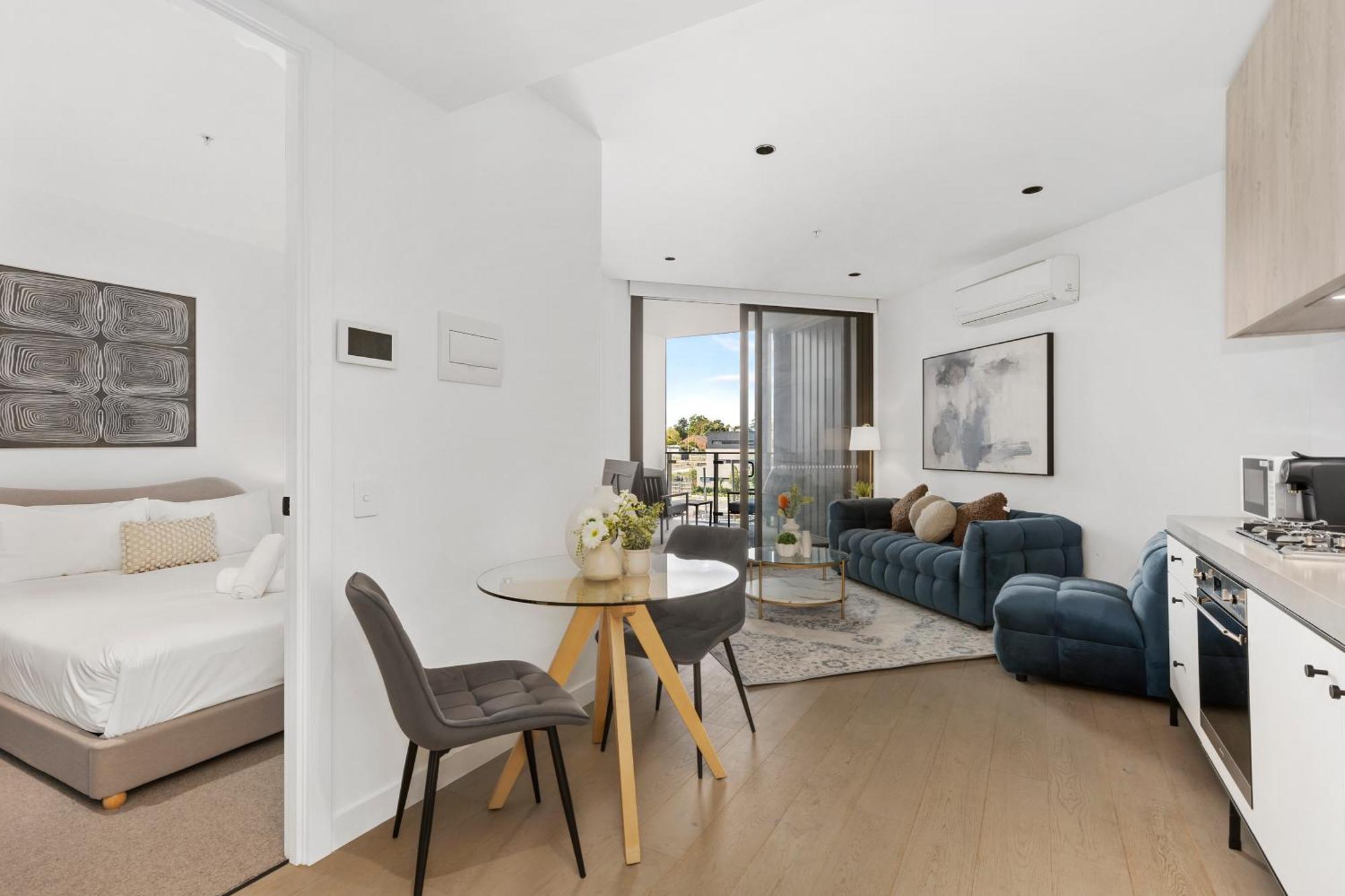 Modern & Stylish 1br W Balcony, Wifi & Parking Apartment *