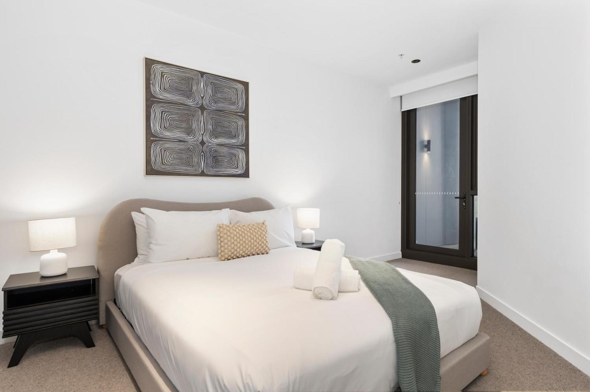 Modern & Stylish 1br W Balcony, Wifi & Parking Apartment Melbourne