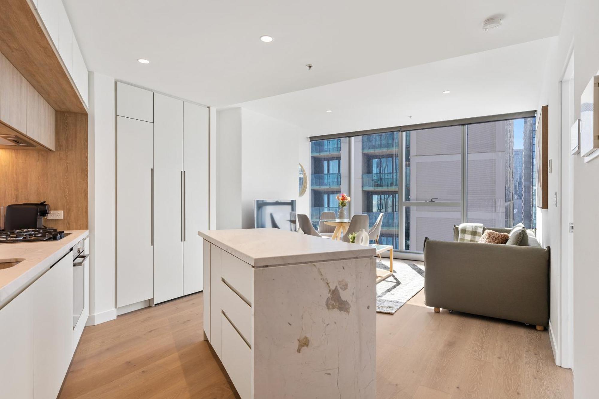 Stylish & Vibrant In Location W Gym, Pool *