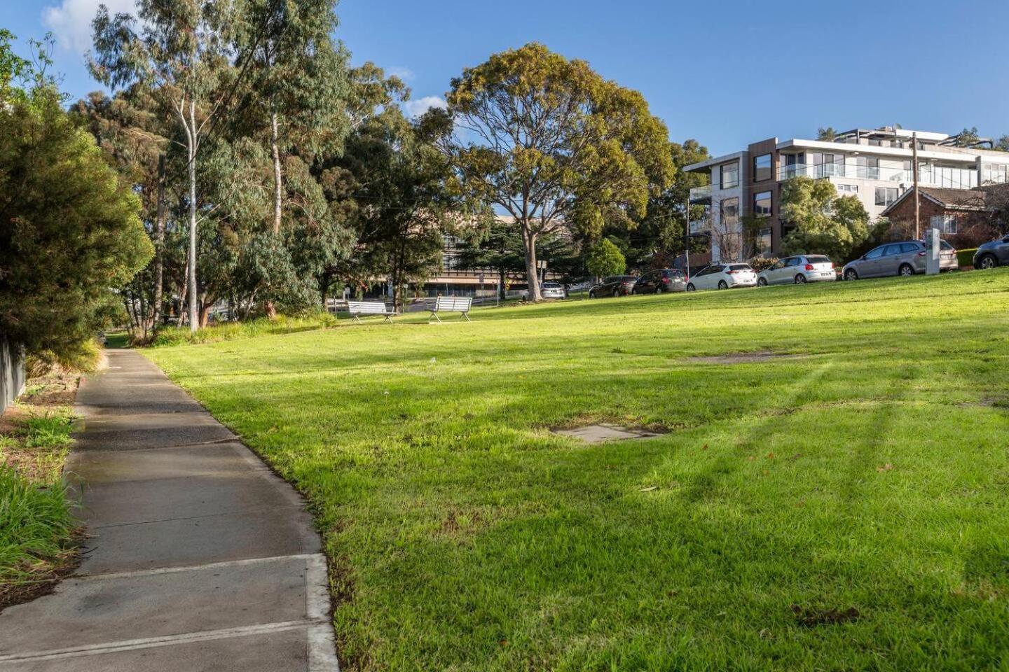 Spacious & Bright Near Major Hospital Precinct Apartment