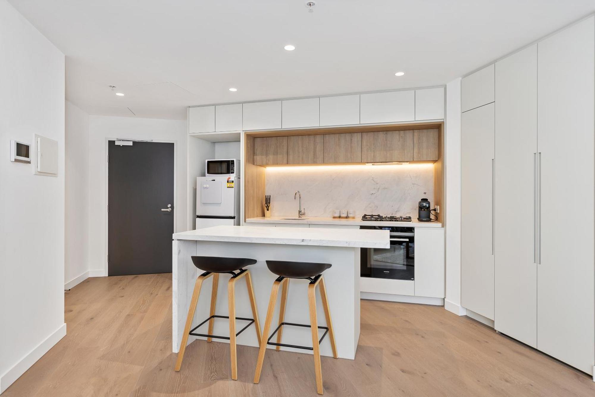 Stylish & Vibrant In Location W Gym, Pool *