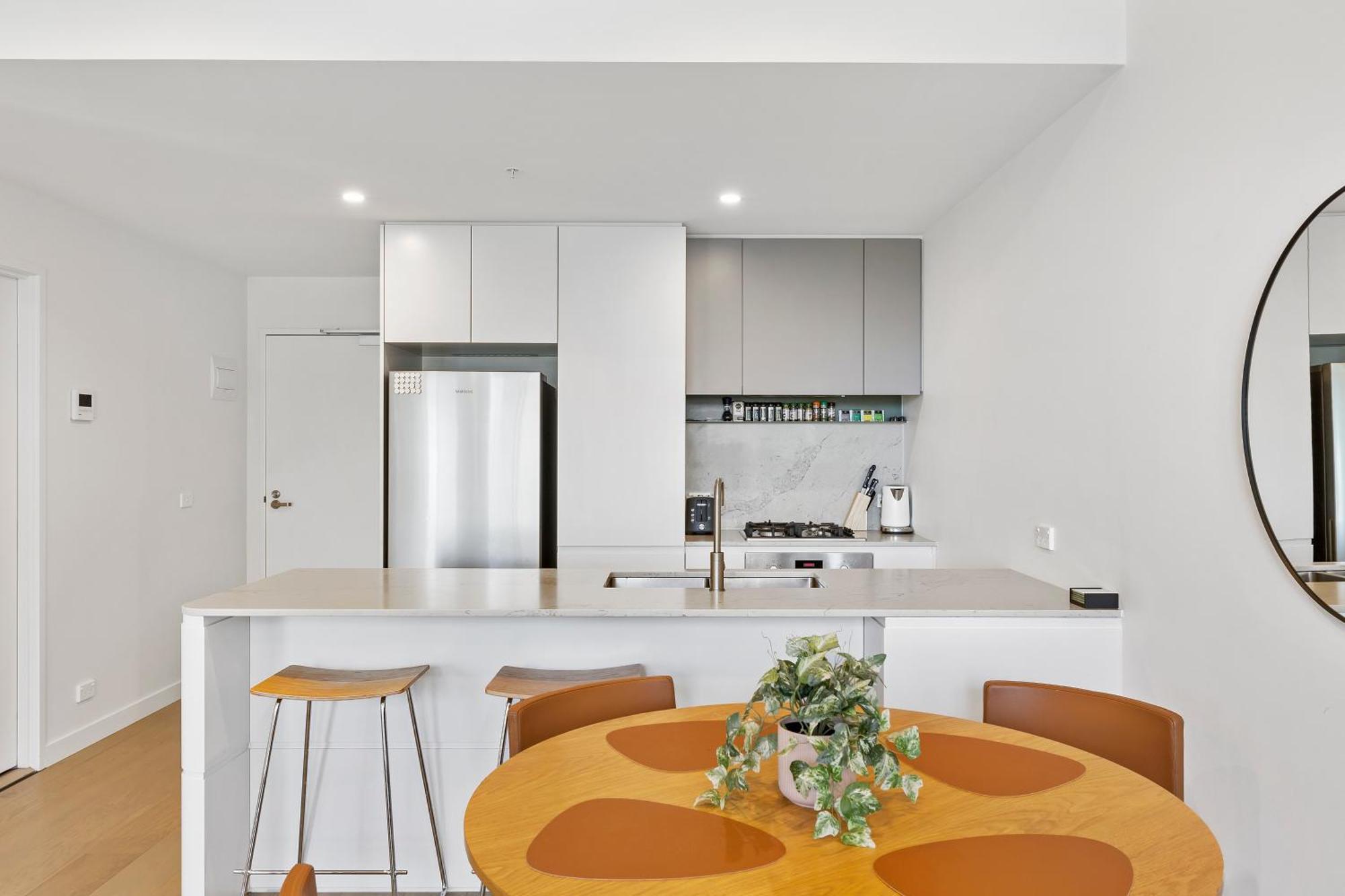 Spacious & Bright Near Major Hospital Precinct Apartment