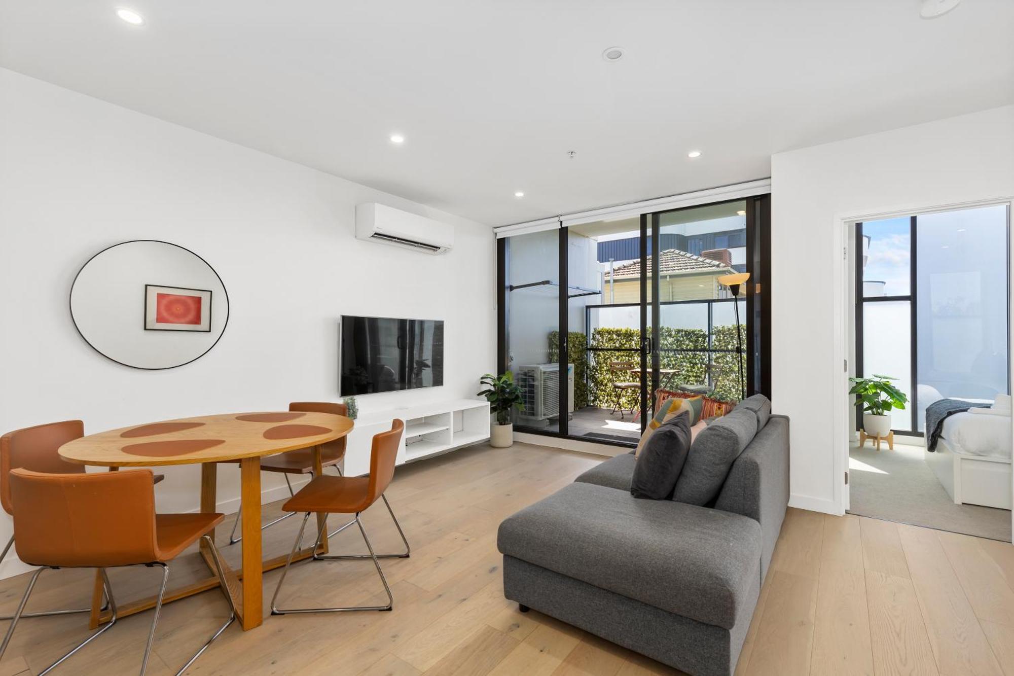 Spacious & Bright Near Major Hospital Precinct
