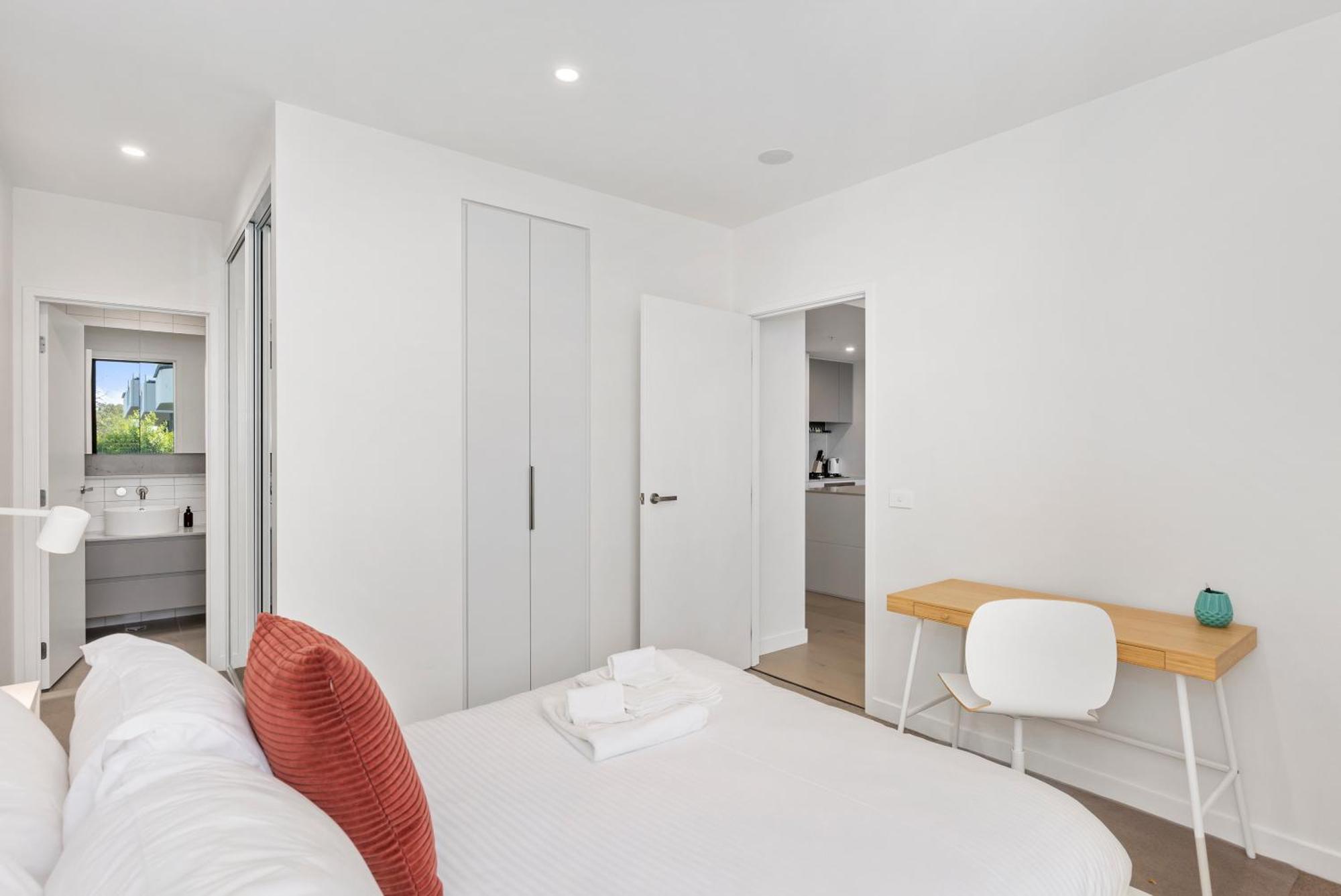 Spacious & Bright Near Major Hospital Precinct Apartment Melbourne