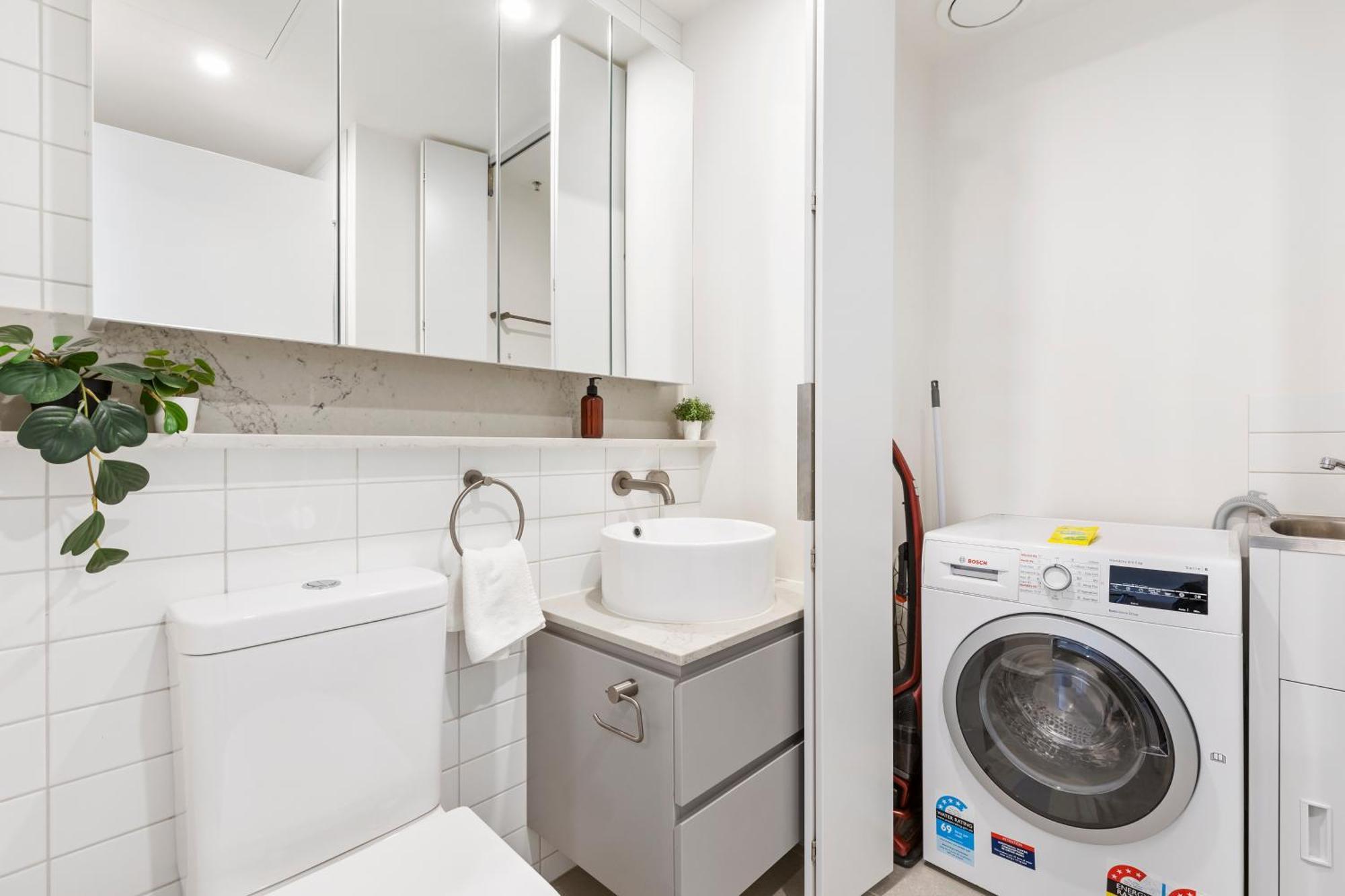 Spacious & Bright Near Major Hospital Precinct Melbourne