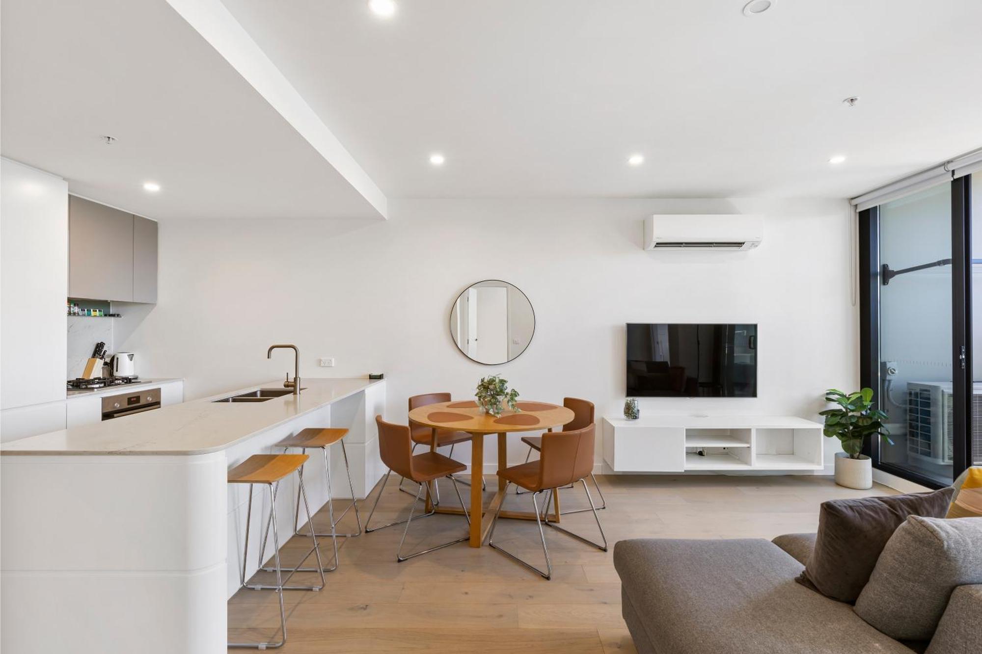 Spacious & Bright Near Major Hospital Precinct Apartment