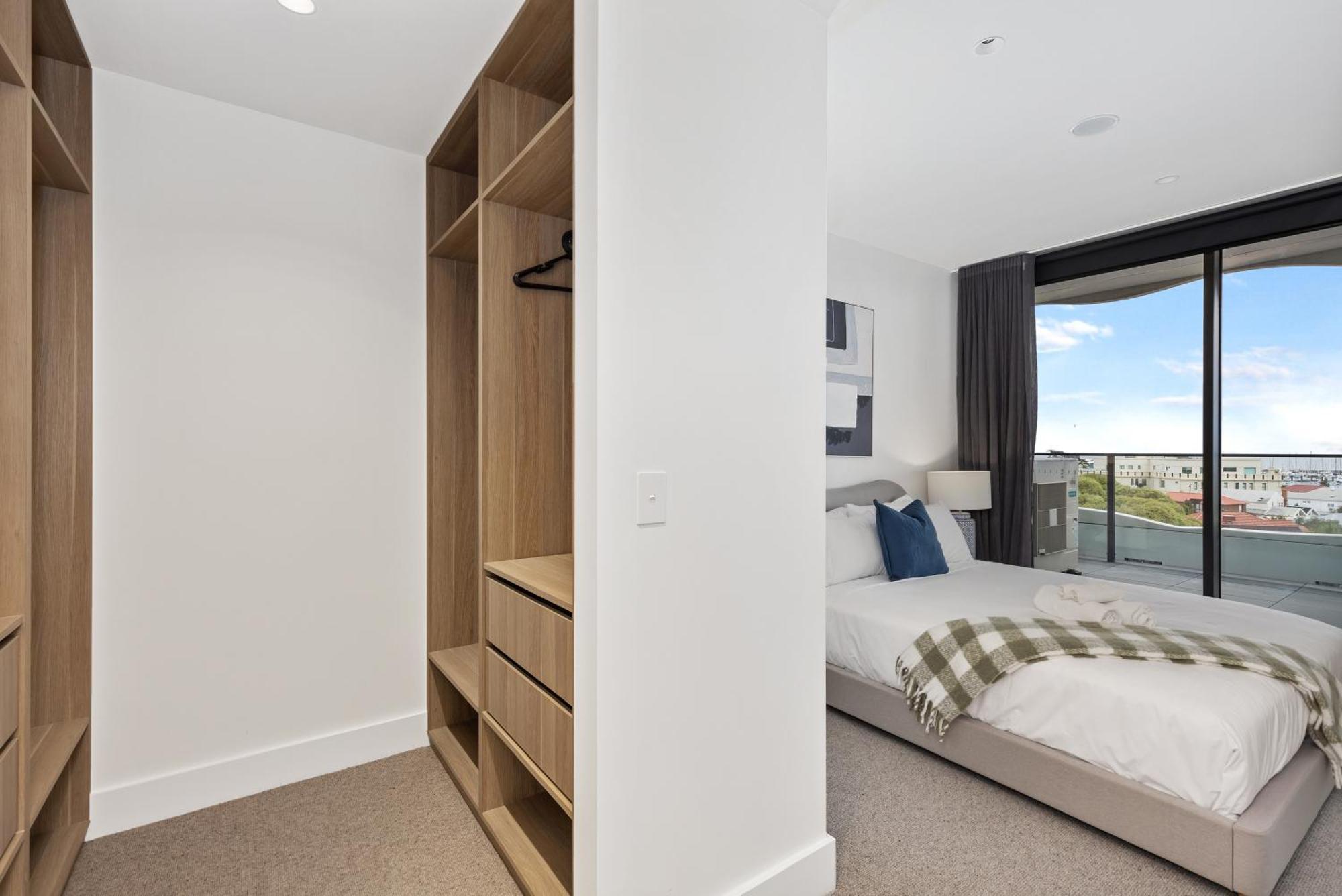 Sea View 2br W Rooftop Pool In Melb!