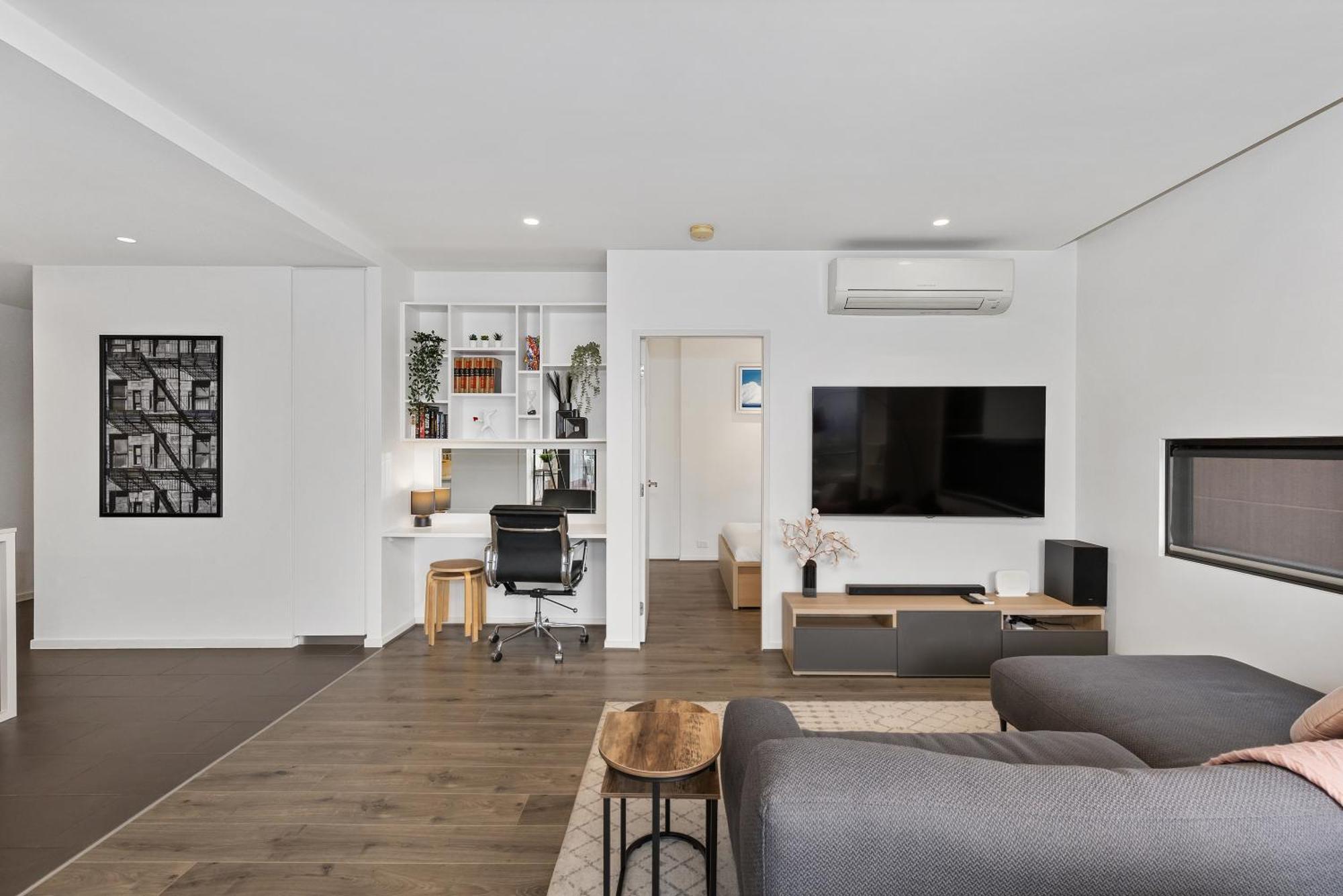 Apartment Stunning Views W Balcony & Study Desk! *