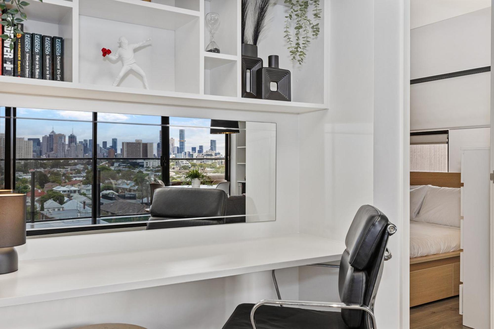 Stunning Views W Balcony & Study Desk! * Melbourne