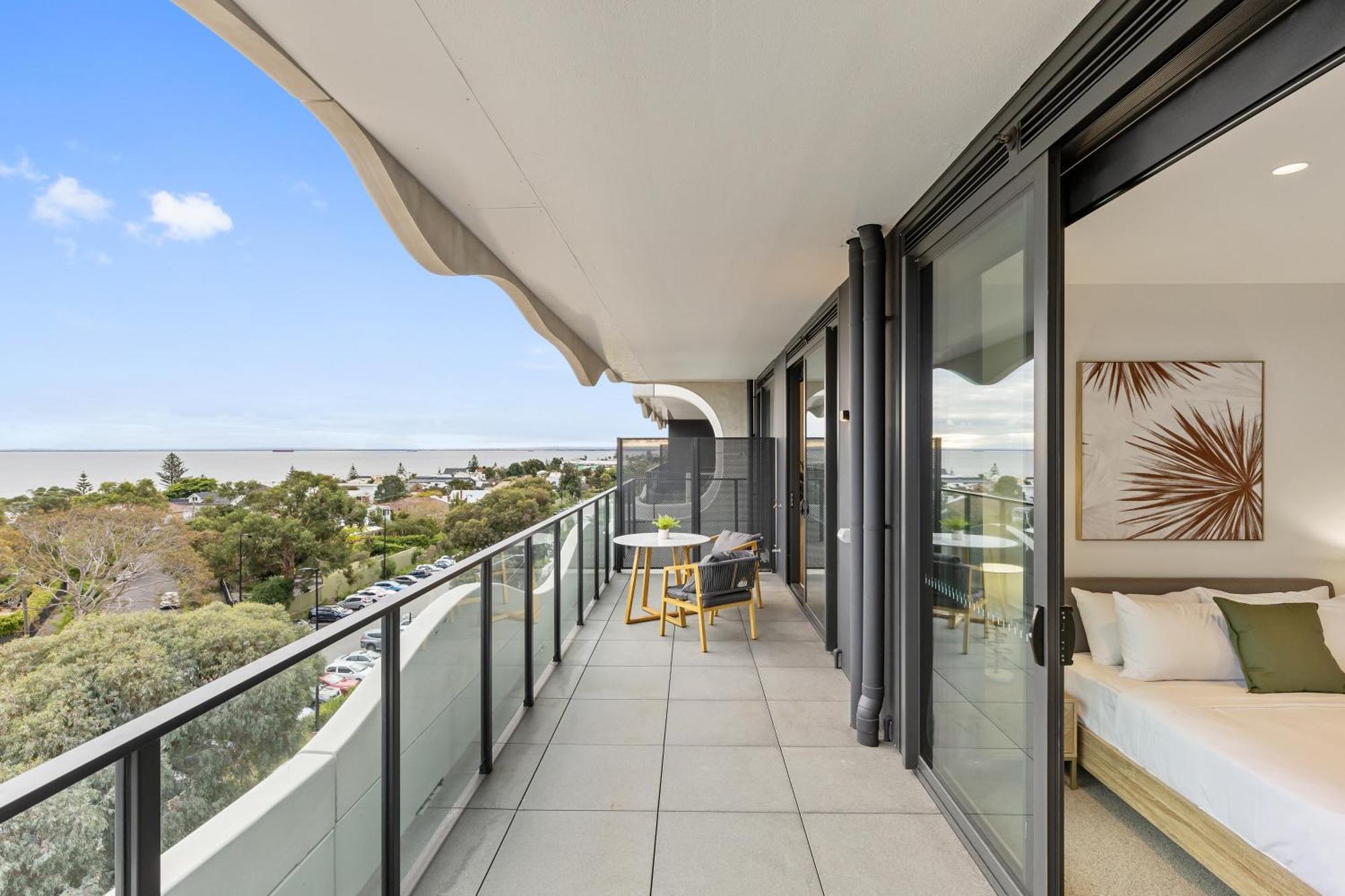 Sea View 2br W Rooftop Pool In Melb! Apartment *