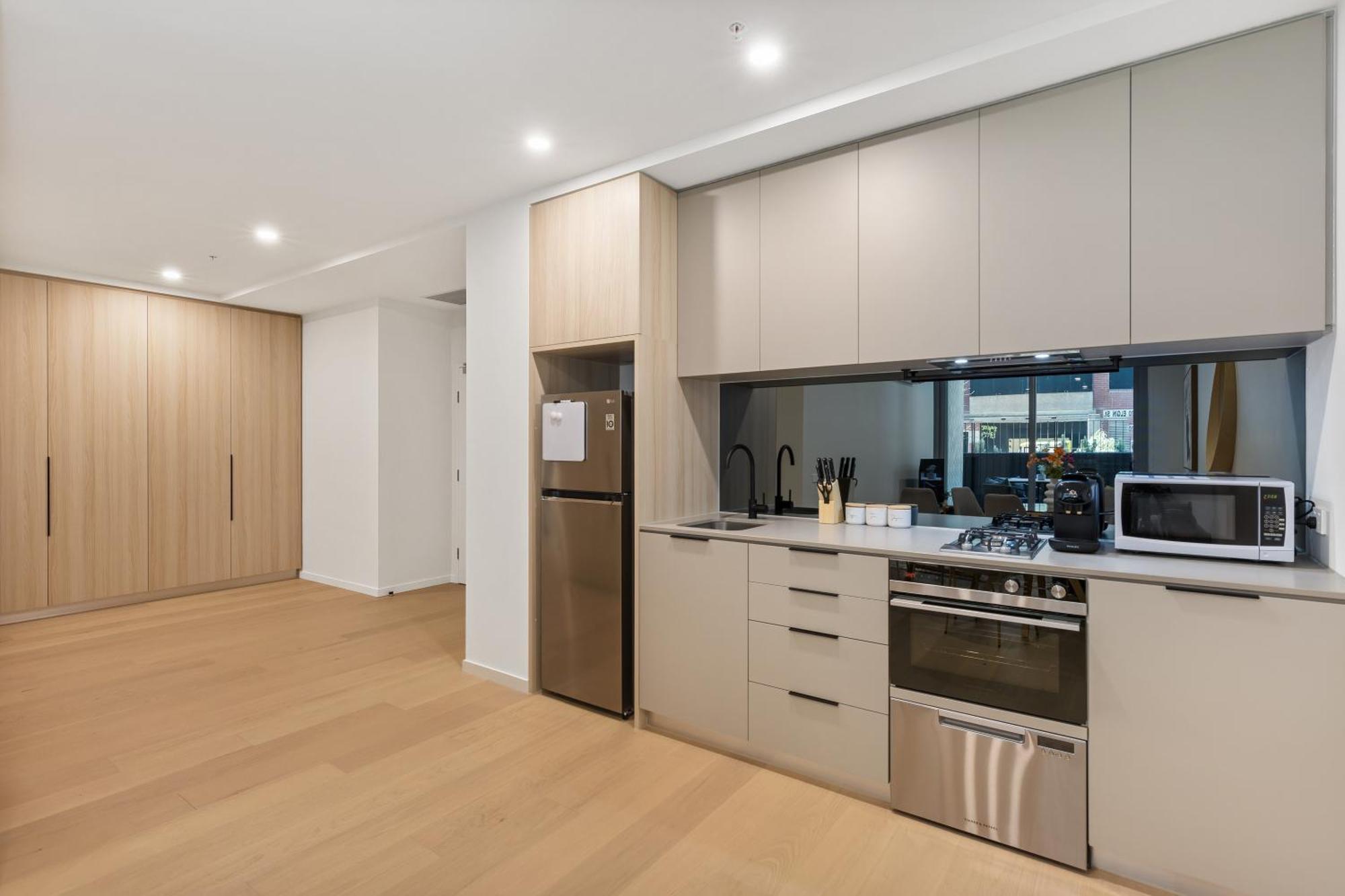 Stylish 1br In Trendy Area W Big Balcony & Parking Apartment Melbourne