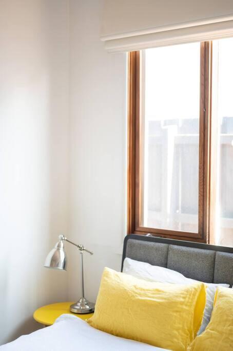 Spacious Light-filled 3bd Sanctuary In Northcote