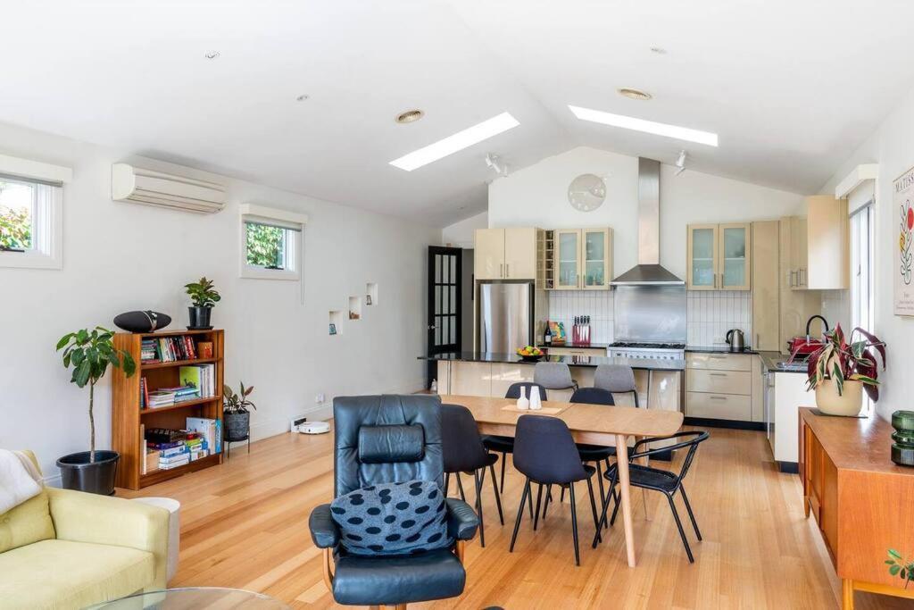 Spacious Light-filled 3bd Sanctuary In Northcote *