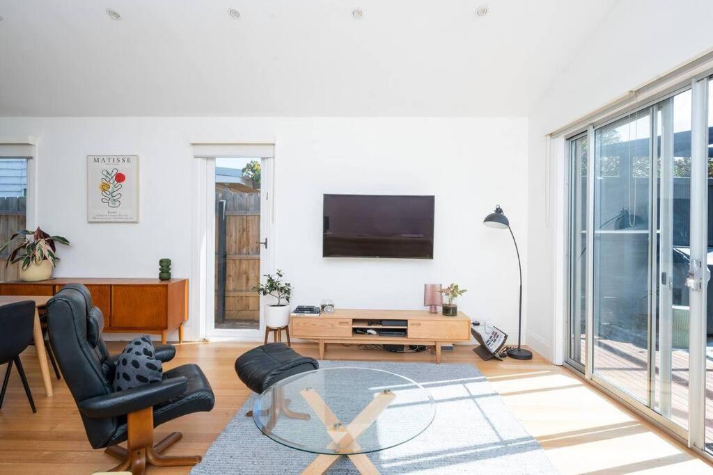 Spacious Light-filled 3bd Sanctuary In Northcote