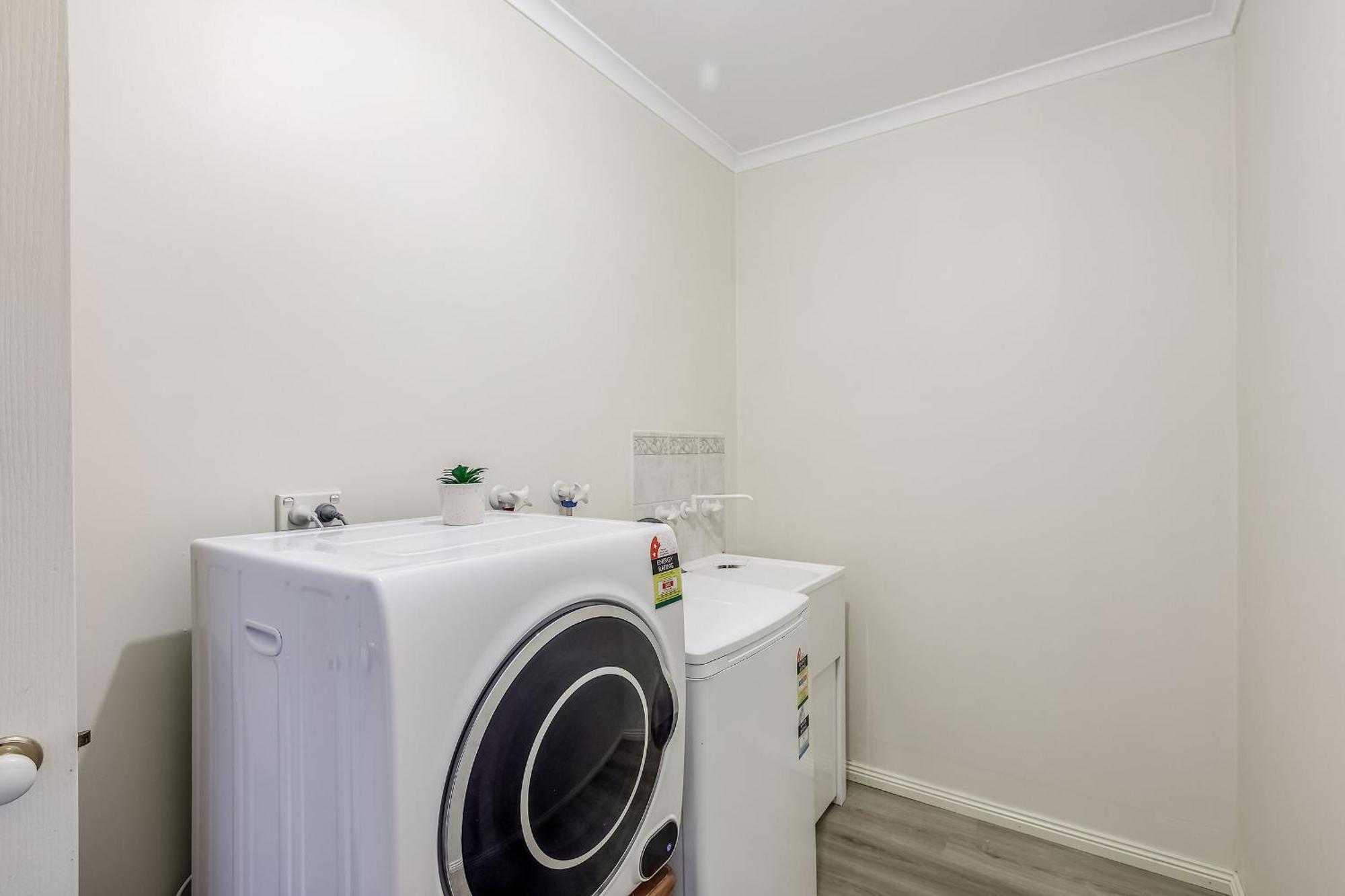 Holiday home Heart Of Mckinnon Units By Ready Set Host *