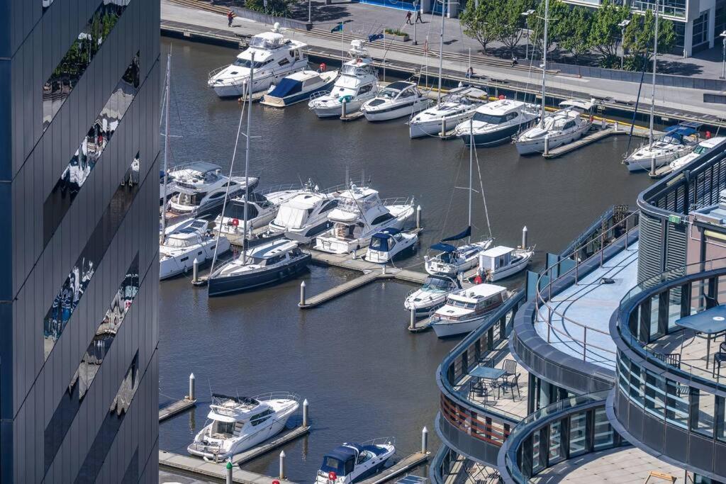 Modern & Magnificent-harbor Views 3b2b2car Parks Apartment Melbourne