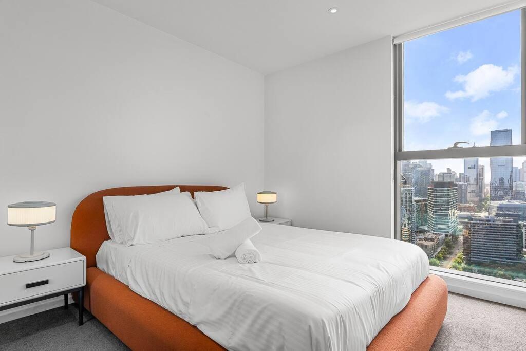 Modern & Magnificent-harbor Views 3b2b2car Parks Apartment Melbourne
