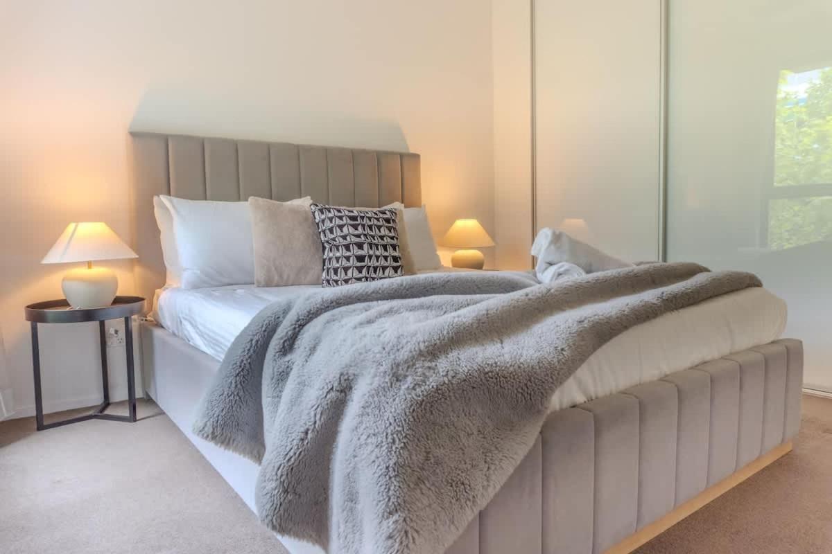 2br In Docklands Wifi Walk Water Nearby *