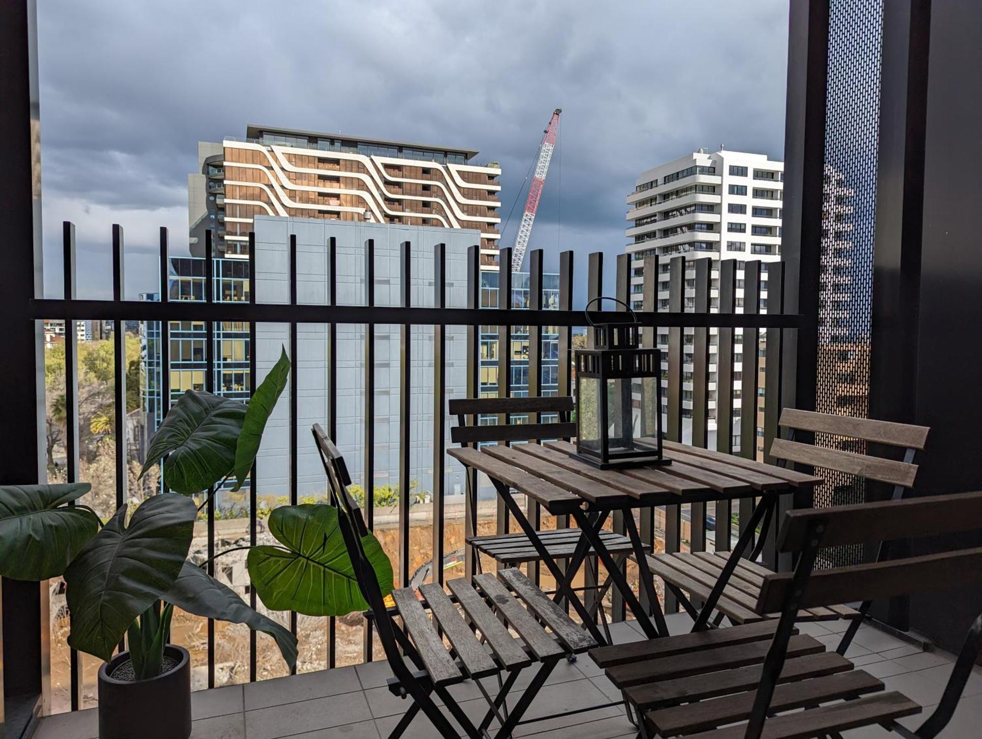 Complete Host Leopold * Melbourne