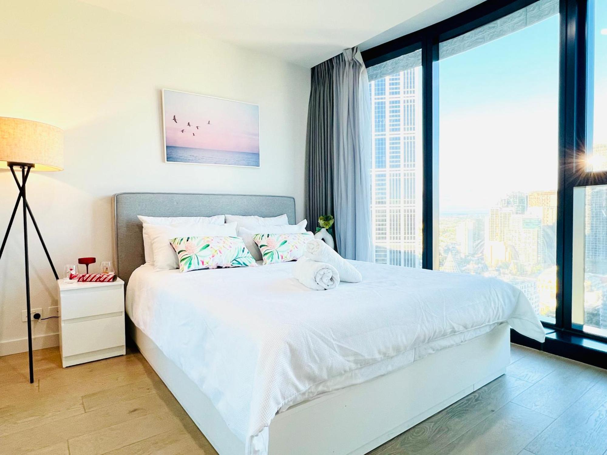 Central 3-bedroom 2 Bathroom 5 Beds Apartment *