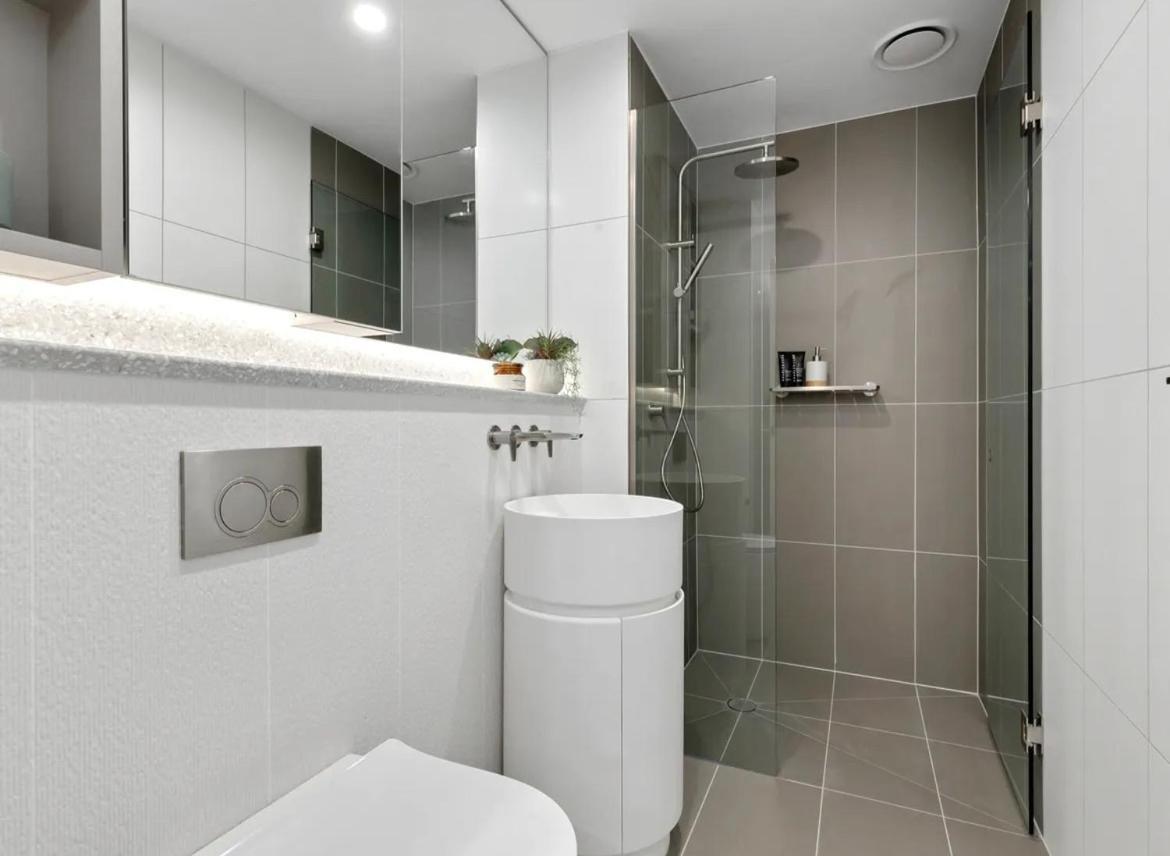 Central 3-bedroom 2 Bathroom 5 Beds Apartment *