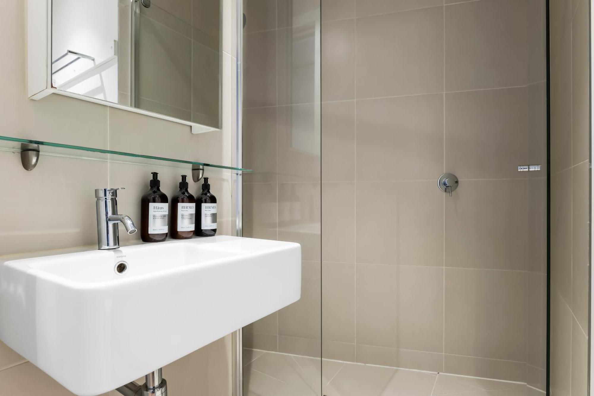 Stylish And Modern With Large Balcony, Wifi And Parking *