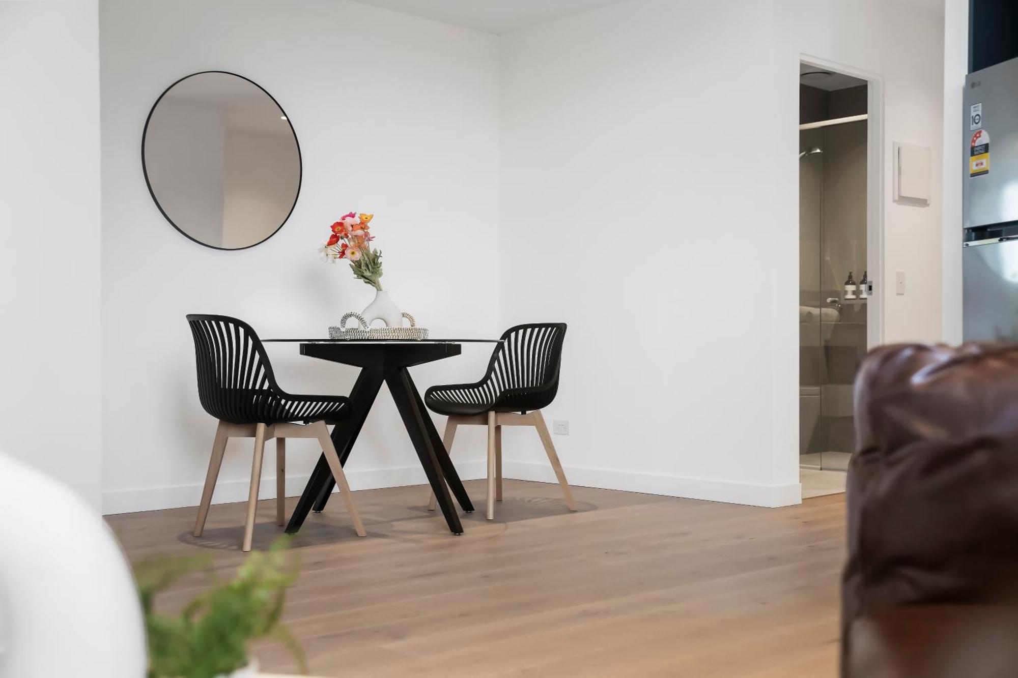 Stunning Cbd Pad Location With Gym, Pool * Melbourne