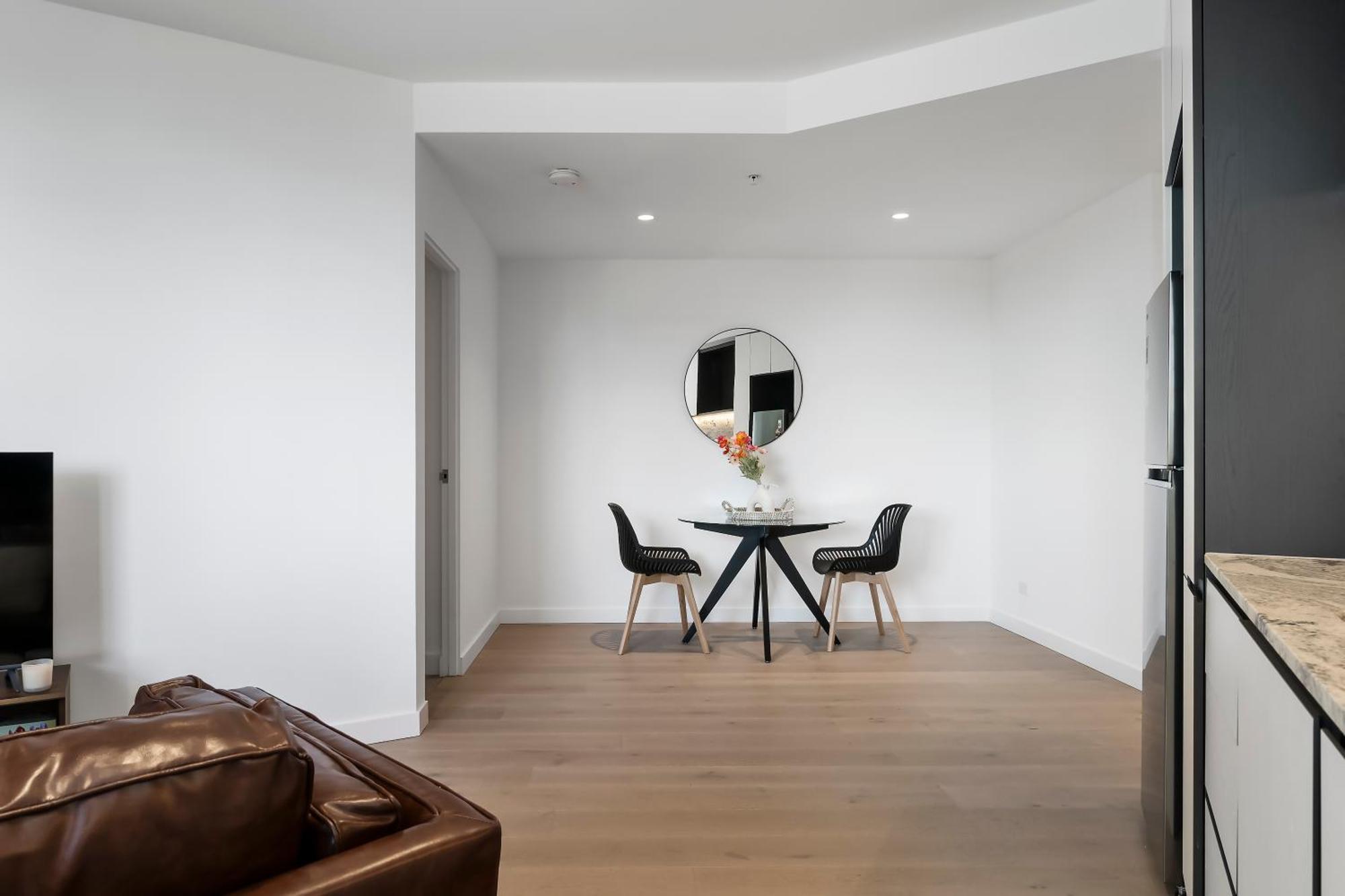 Stunning Cbd Pad Location With Gym, Pool Melbourne