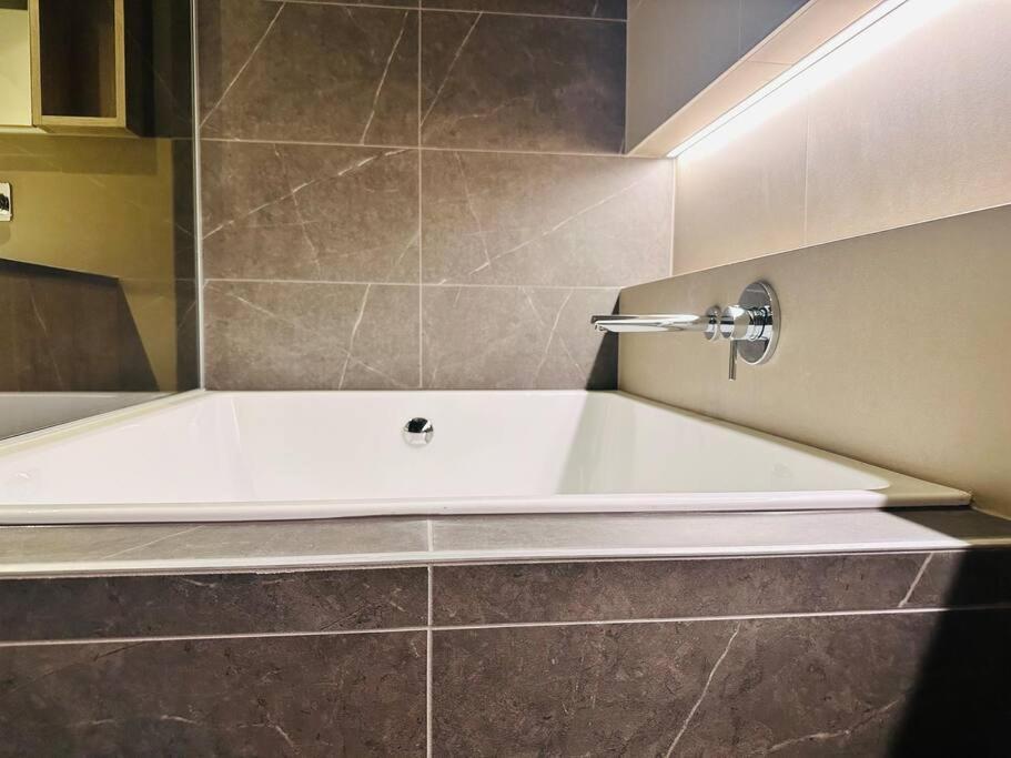 Royal Executive Living Corporate Sky West Side Place Melbourne