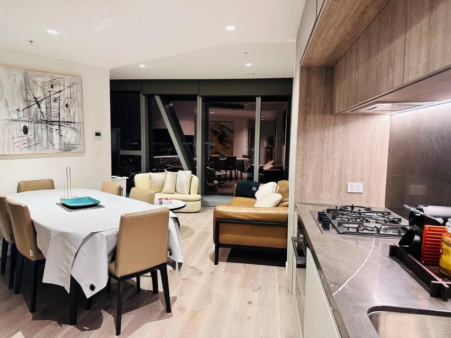 Royal Executive Living Corporate Sky Residence West Side Place *