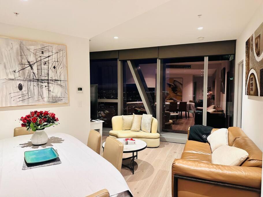 Royal Executive Living Corporate Sky West Side Place * Melbourne