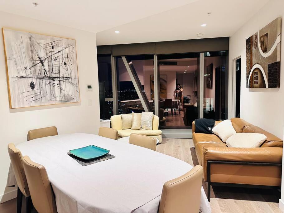 Royal Executive Living Corporate Sky Residence West Side Place Apartment *