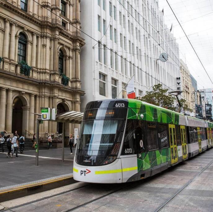 Royal Executive Living Corporate Sky Residence West Side Place * Melbourne