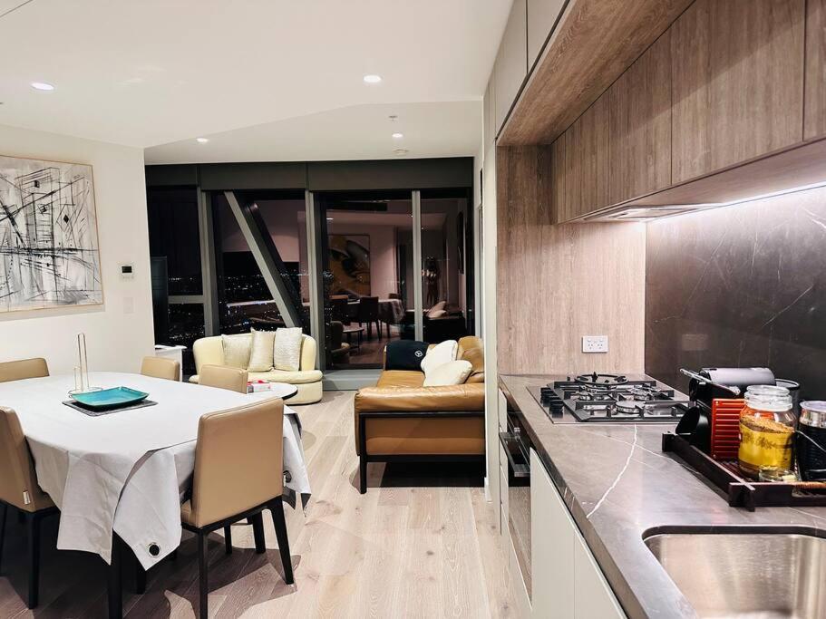 Royal Executive Living Corporate Sky Residence West Side Place Apartment *