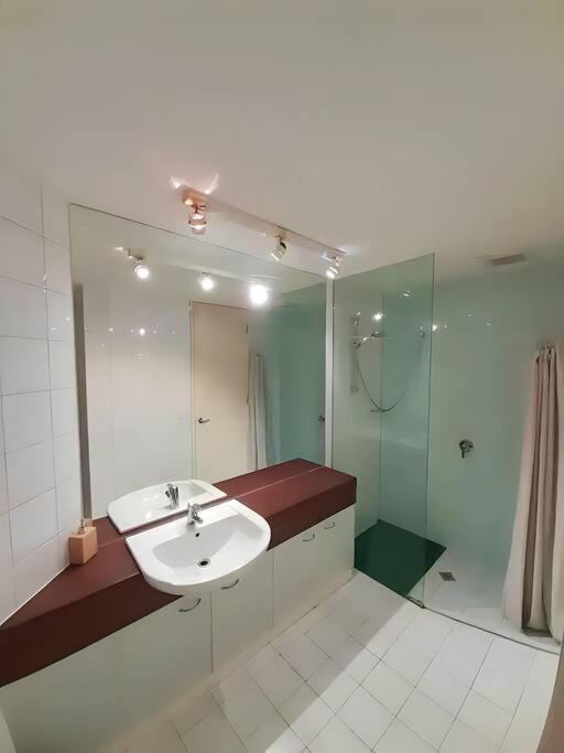 296 Flinders Street Apartment *