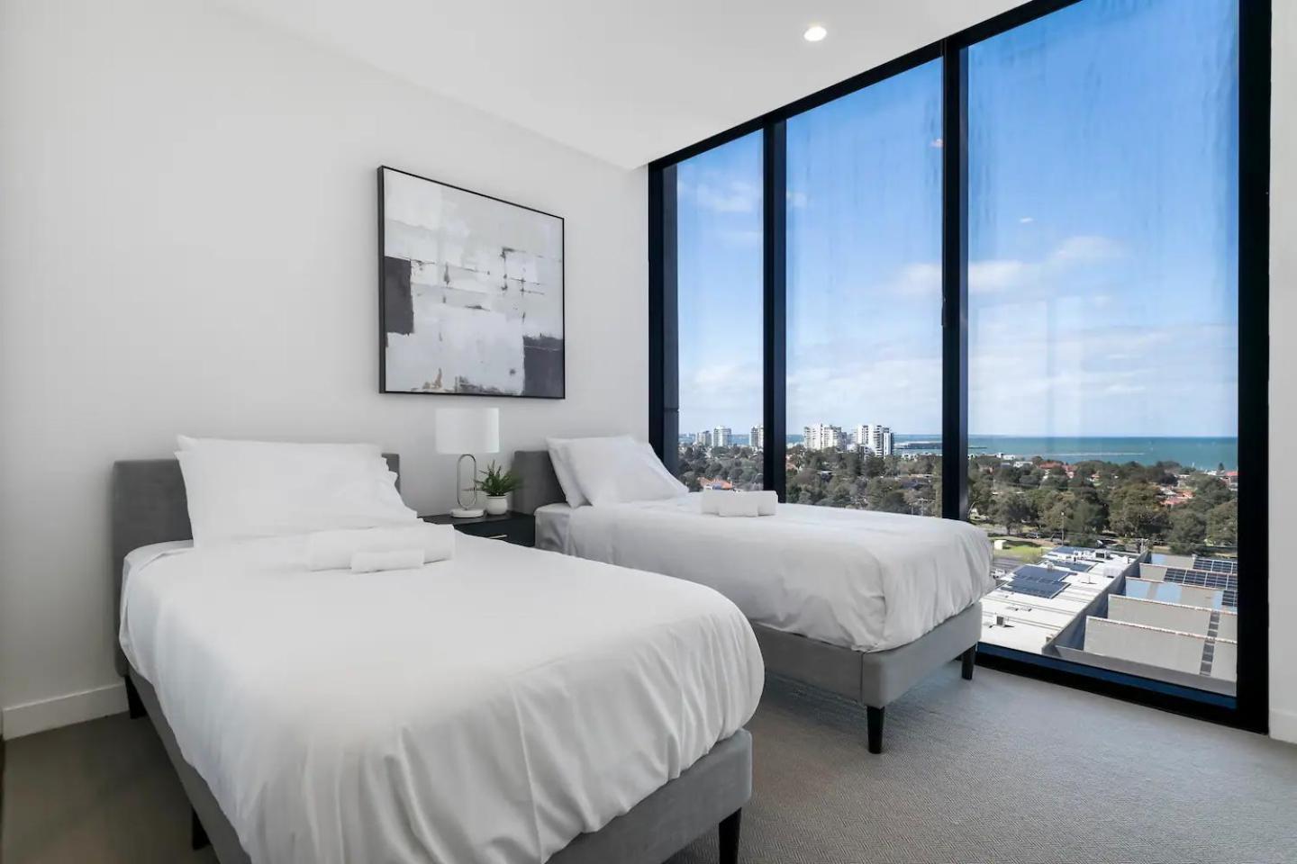 Gorgeous 3br W Stunning Bay Views And 2 Car Park *