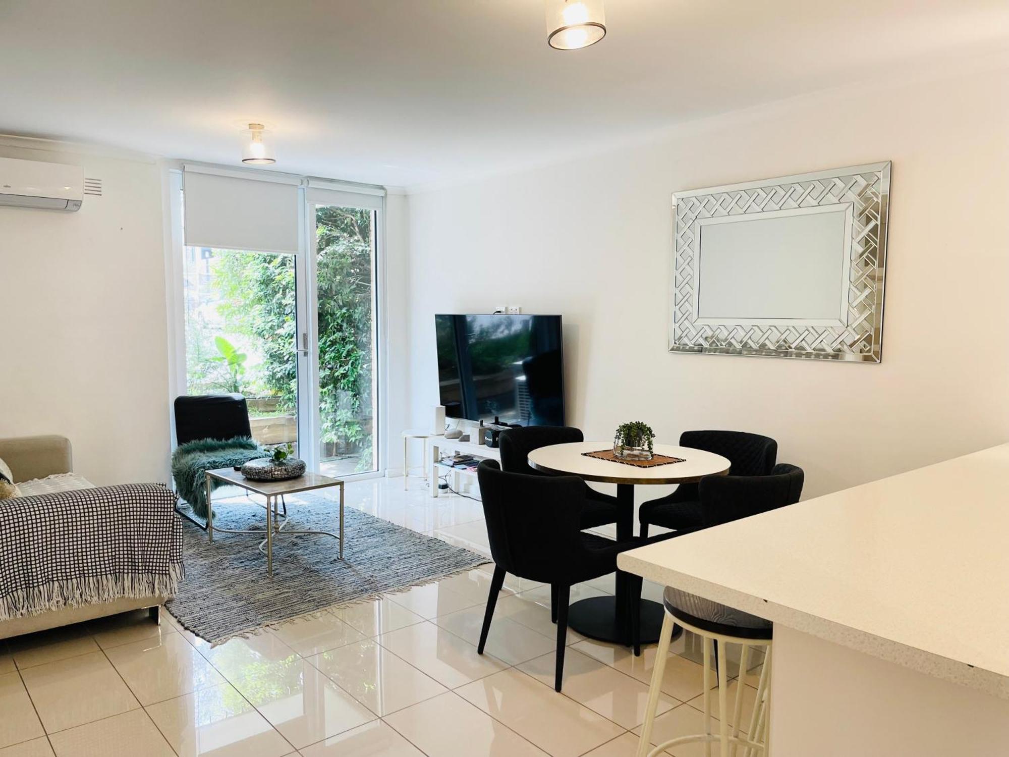 D101 Charming Apartment- Free Parking Holiday home Melbourne