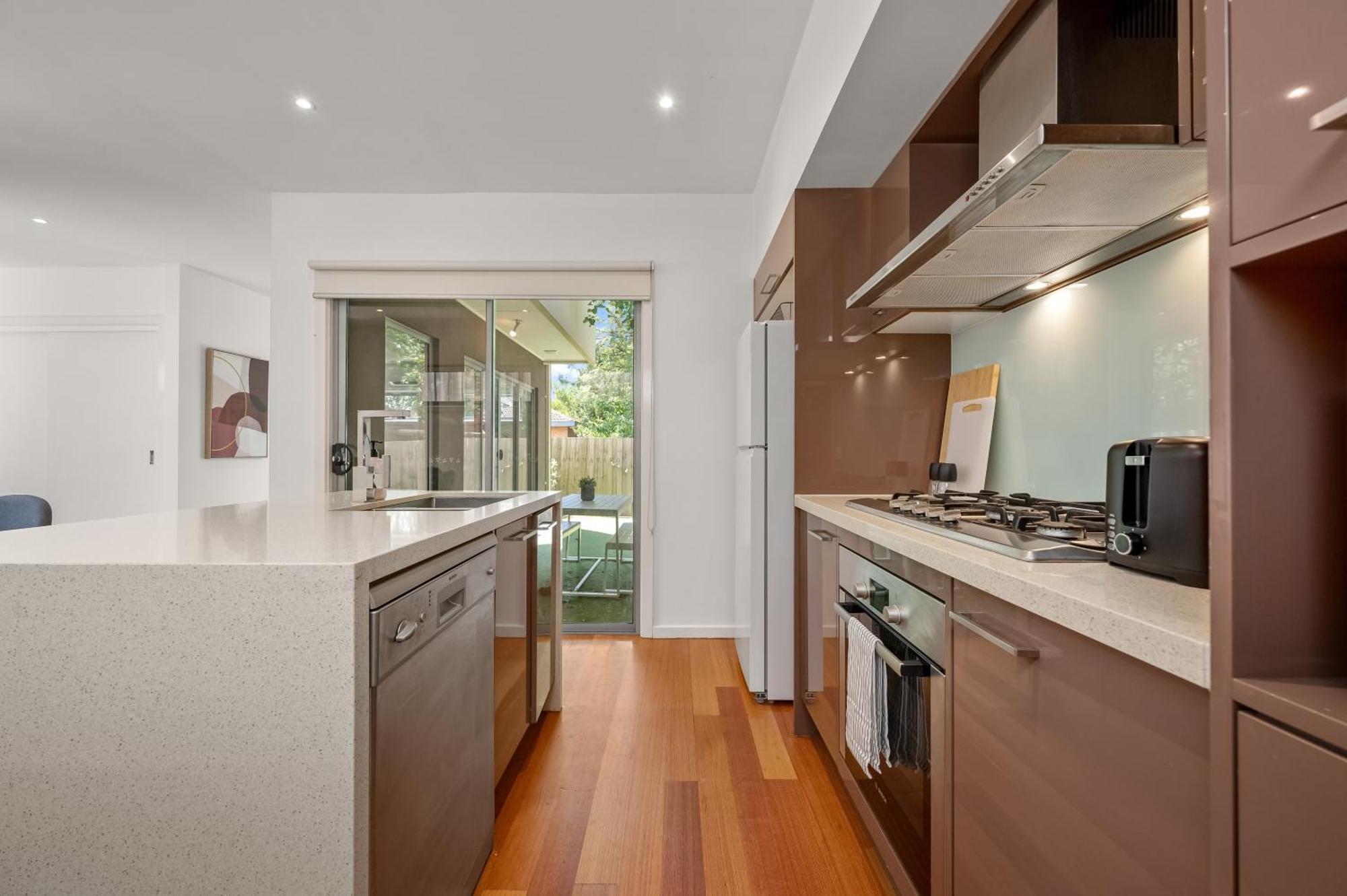 Relaxing Getaway Oasis With Patio In Charming Kew Melbourne