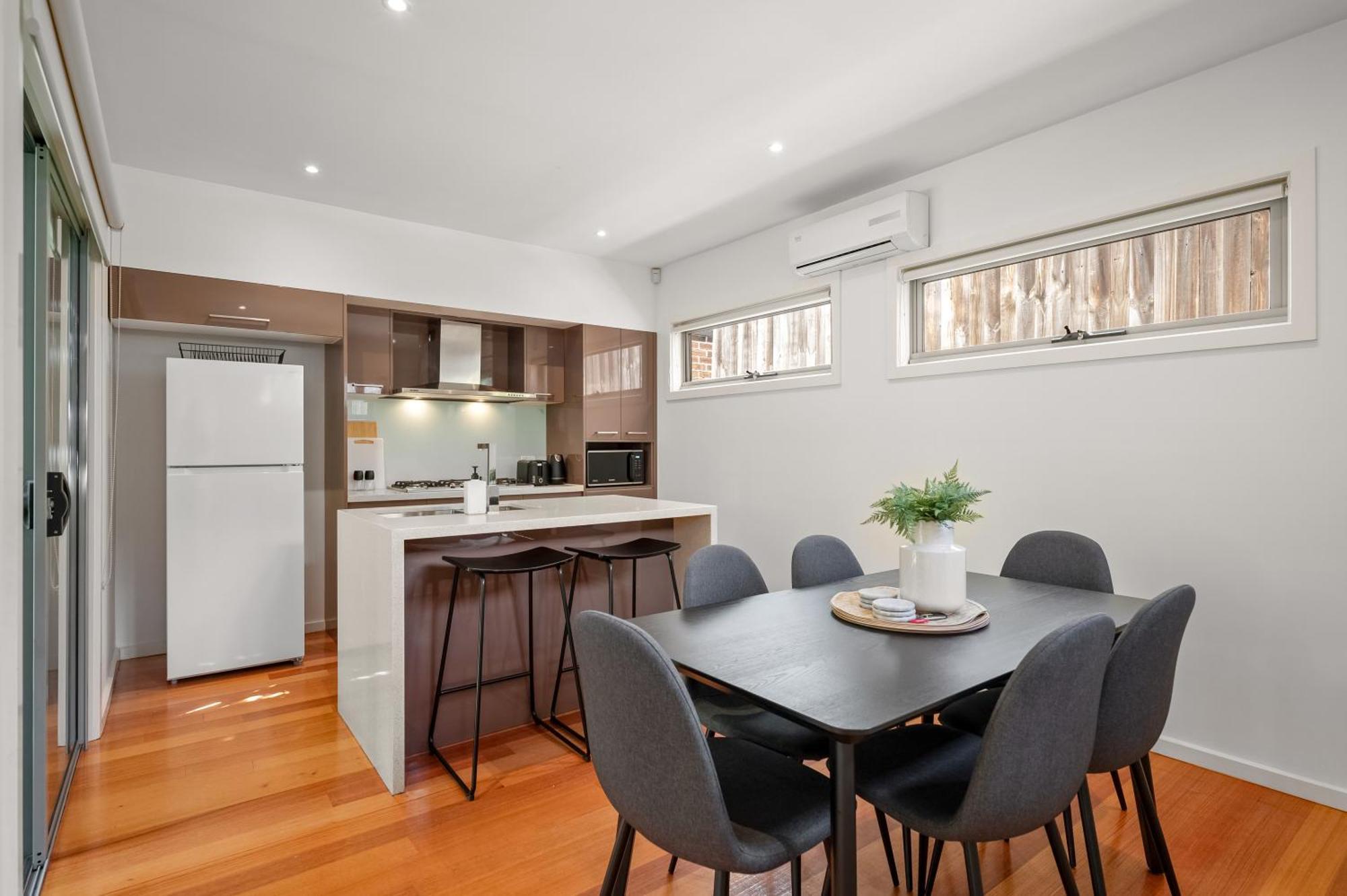 Relaxing Getaway Oasis With Patio In Charming Kew *