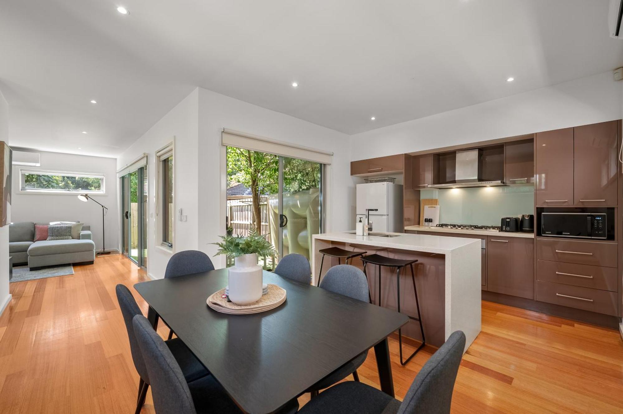 Holiday home Relaxing Getaway Oasis With Patio In Charming Kew